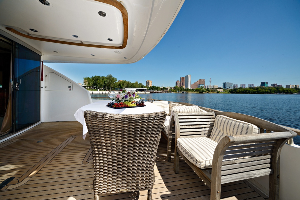 Аренда моторной яхты Fairline Squadron 74 в Москве - зона отдыха на корме